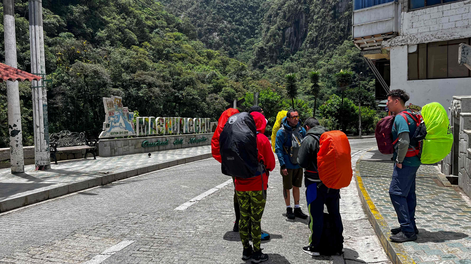 Touristen vor dem geschlossenen Bahnhof in Machu Picchu | Foro: Carolina Paucar / AF