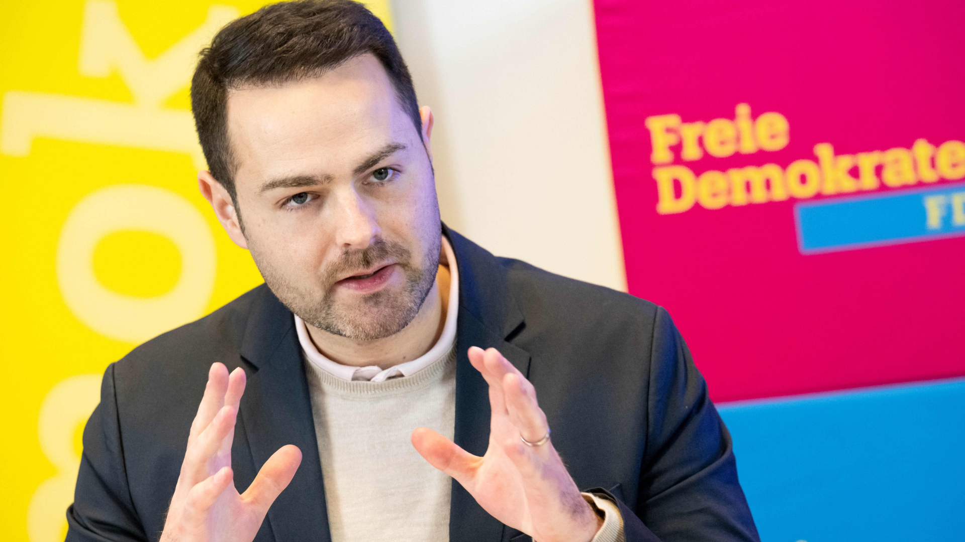 Thore Schäck, amtierender Landesvorsitzender der FDP Bremen, spricht beim Parteitag der FDP Bremen.