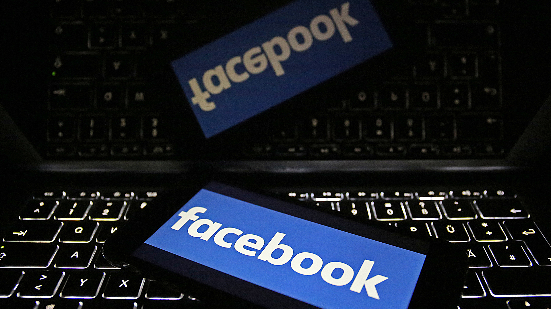 Ein Smartphone mit dem Logo von Facebook liegt auf einer Tastatur. | picture alliance/dpa