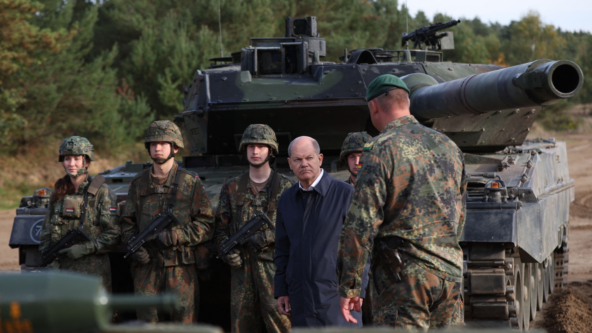 Kanzler Scholz steht Mitte Oktober beim Besuch einer Bundeswehr-Einheit vor einem "Leopard"-Panzer. | AFP