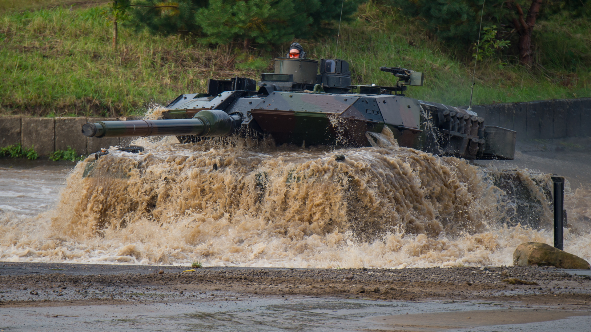 Ein Kampfpanzer vom Typ "Leopard 2A6" fährt durch ein Wasserbecken. (Archiv) | dpa