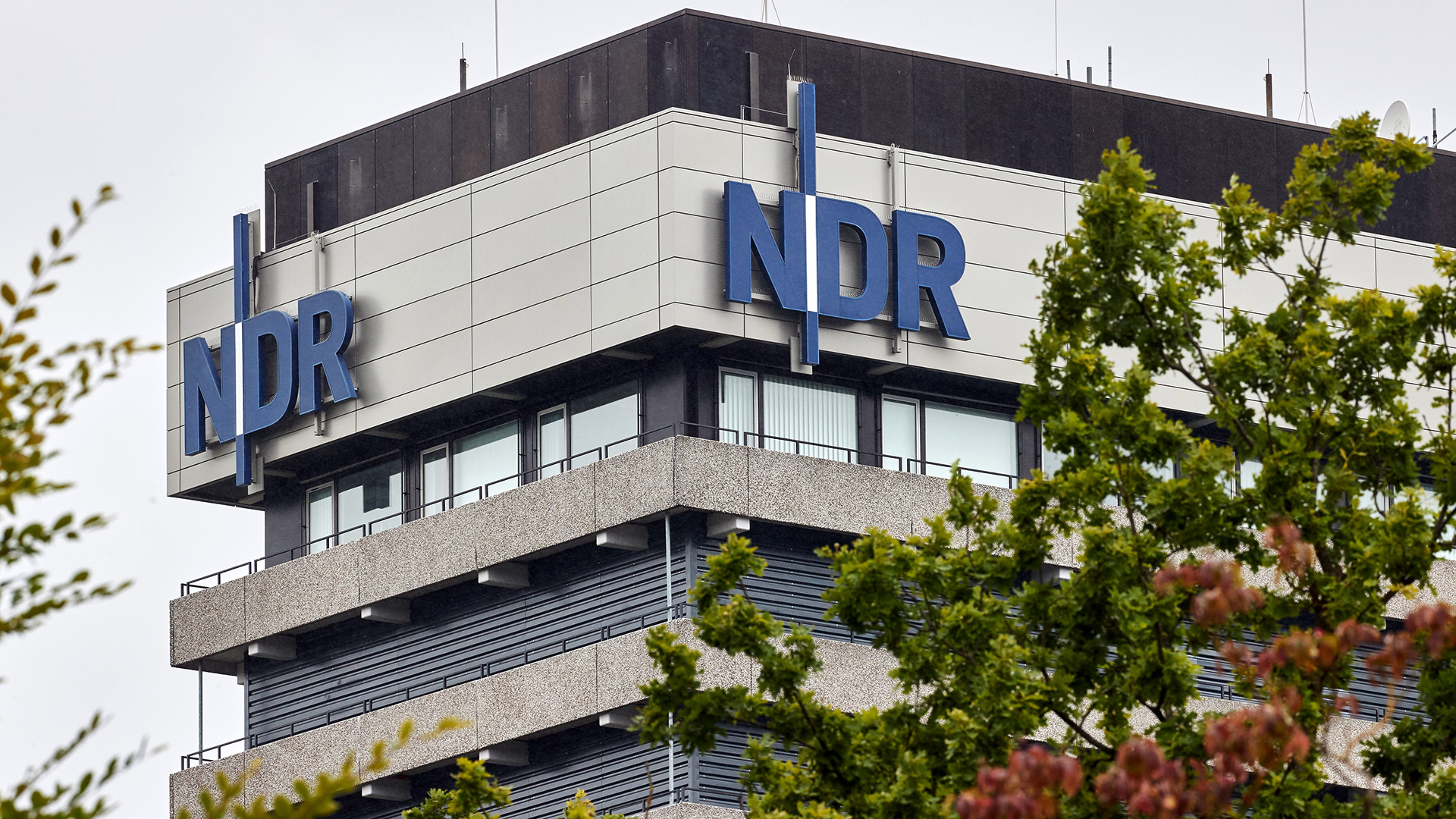 Am NDR-Hochhaus hängen in Hamburg-Lokstedt zwei Logos mit der Aufschrift ·NDR | dpa