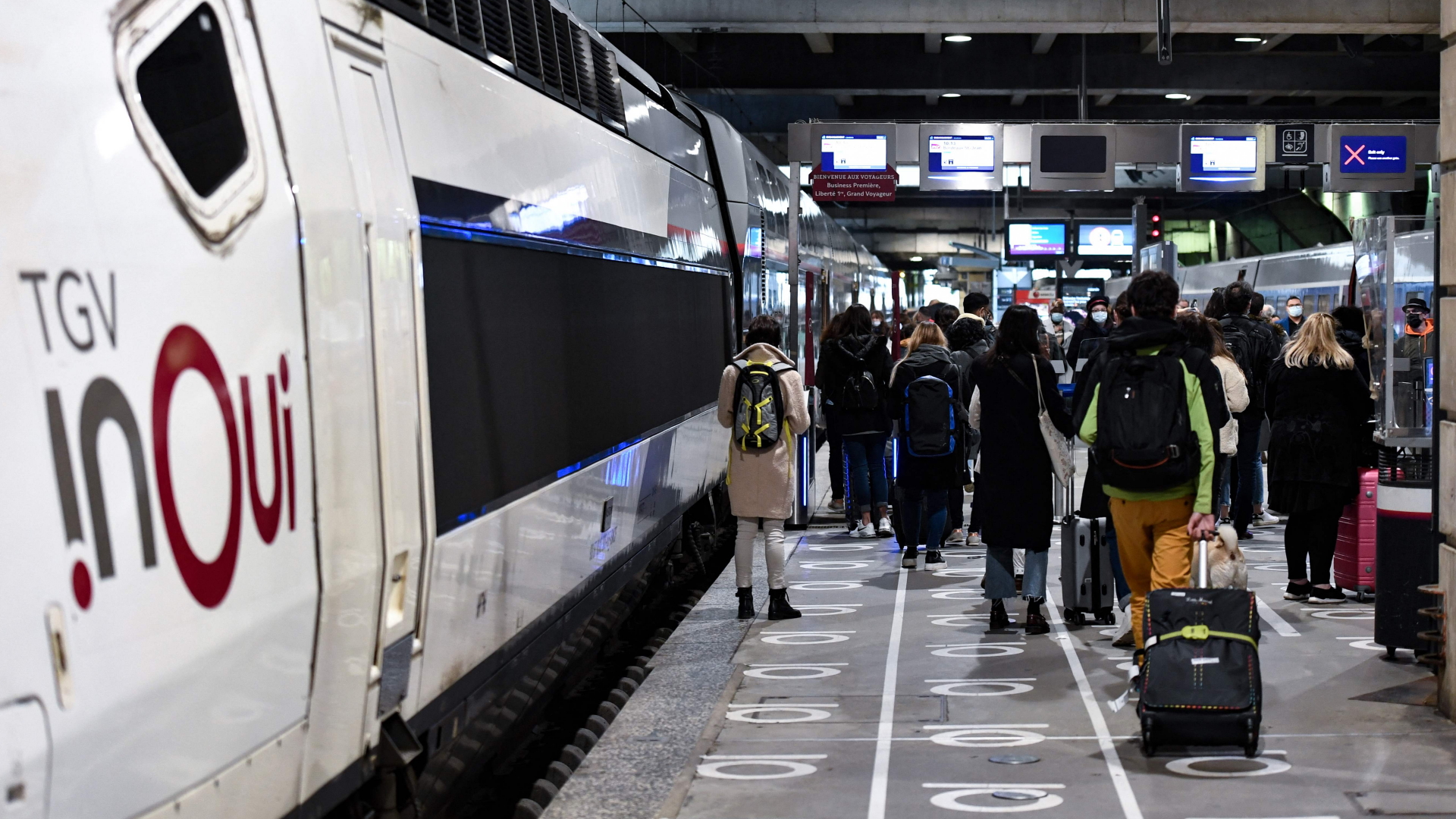 Reisende stehen am Bahnsteig des Pariser Bahnhofs Montparnasse. | AFP