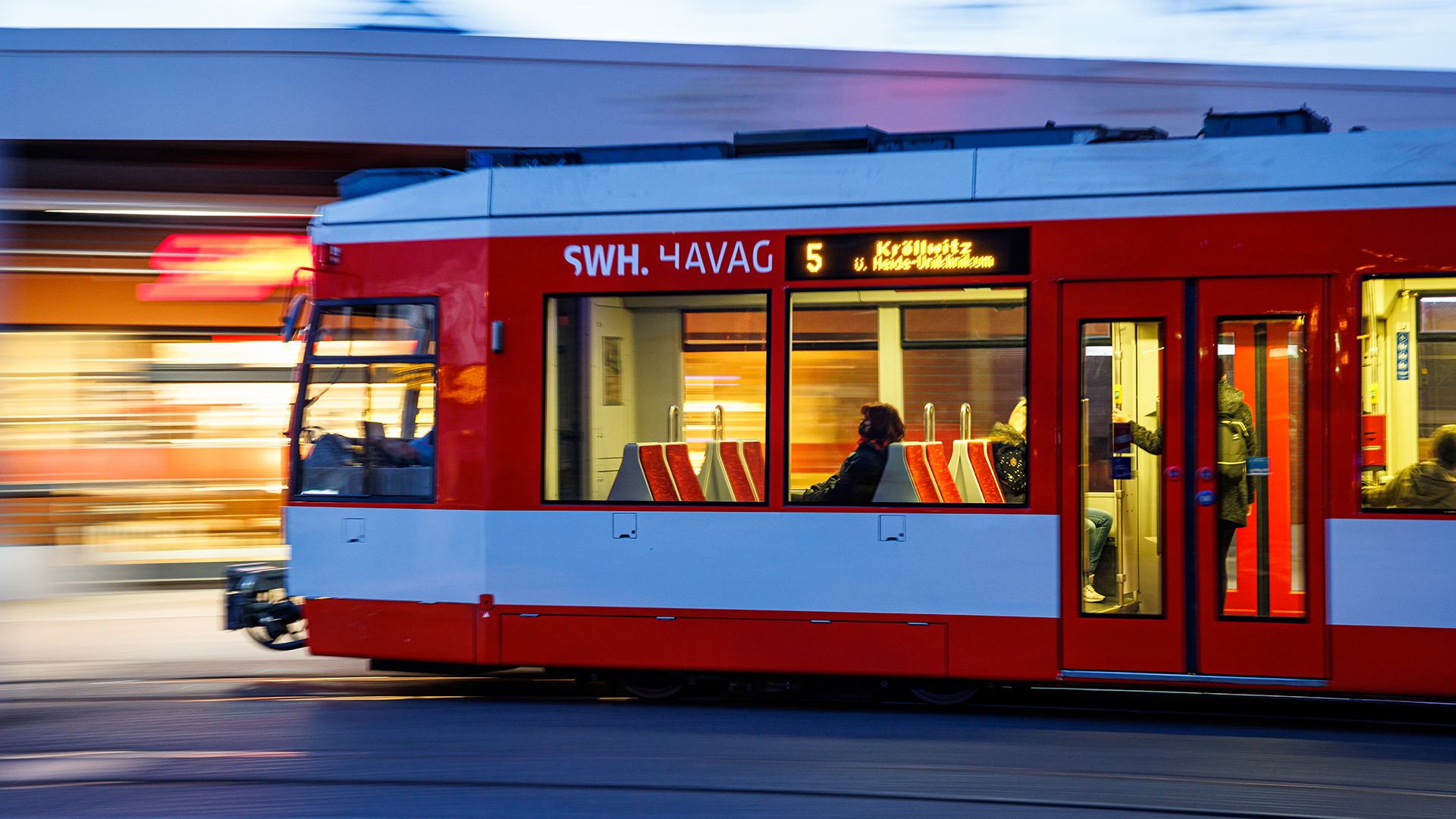 Fahrgäste sitzen im Berufsverkehr in einer Straßenbahn in Halle (Sachsen-Anhalt). | dpa