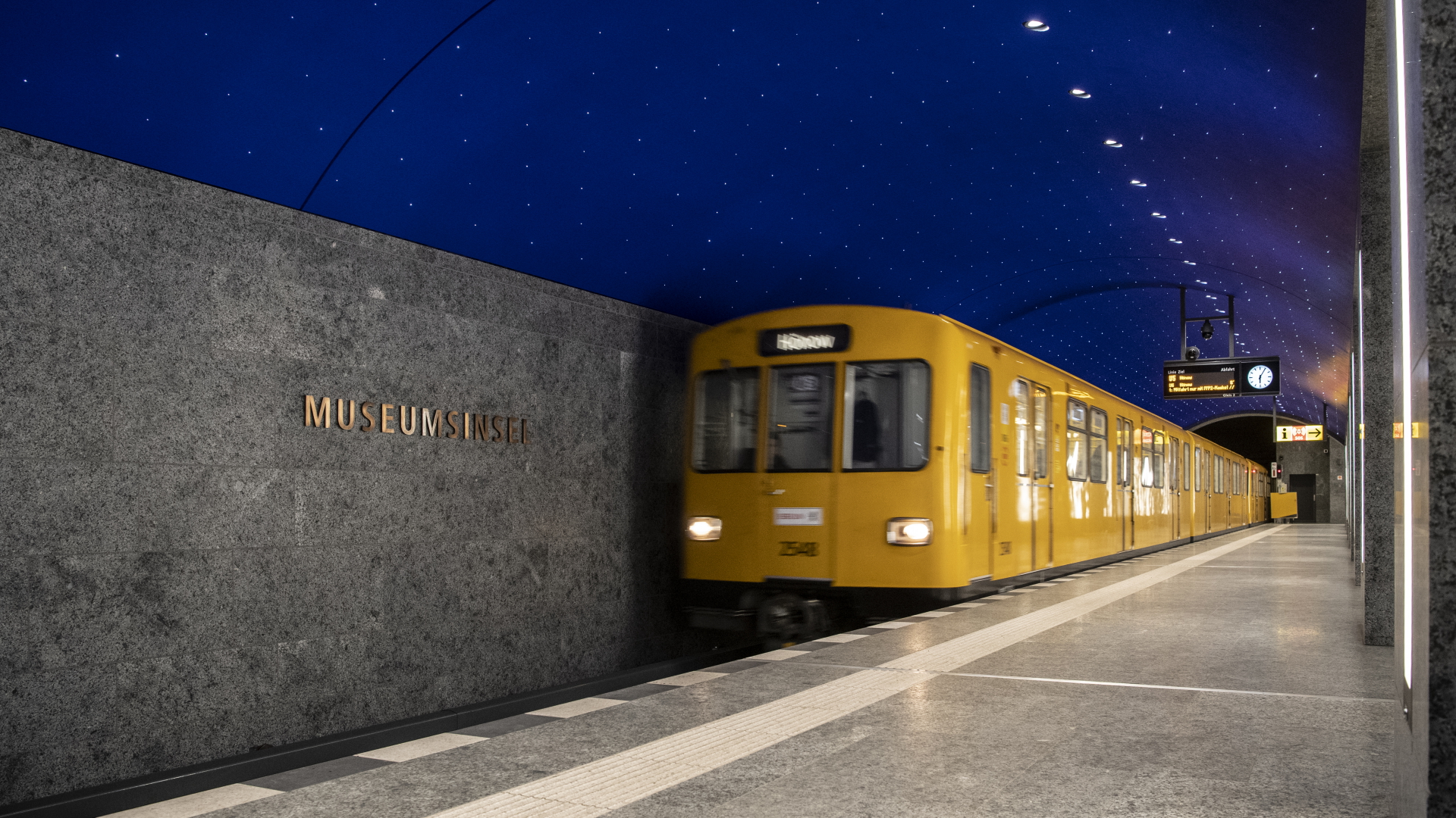 Eine U-Bahn in Berlin fährt in den Bahnhof Museumsinsel ein | dpa