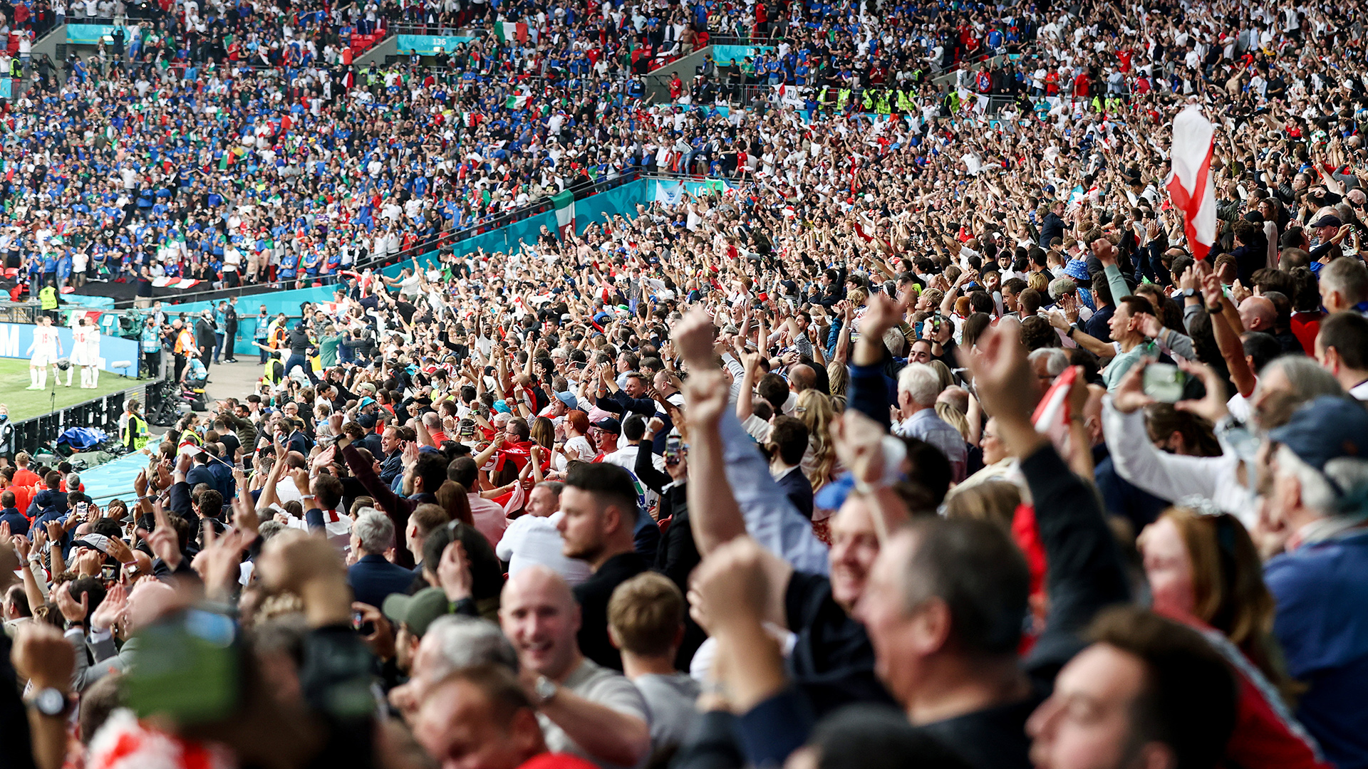 Fans von England jubeln nach einem Tor ihrer Mannschaft im Wembley-Stadion. (Archiv 2021) | picture alliance/dpa