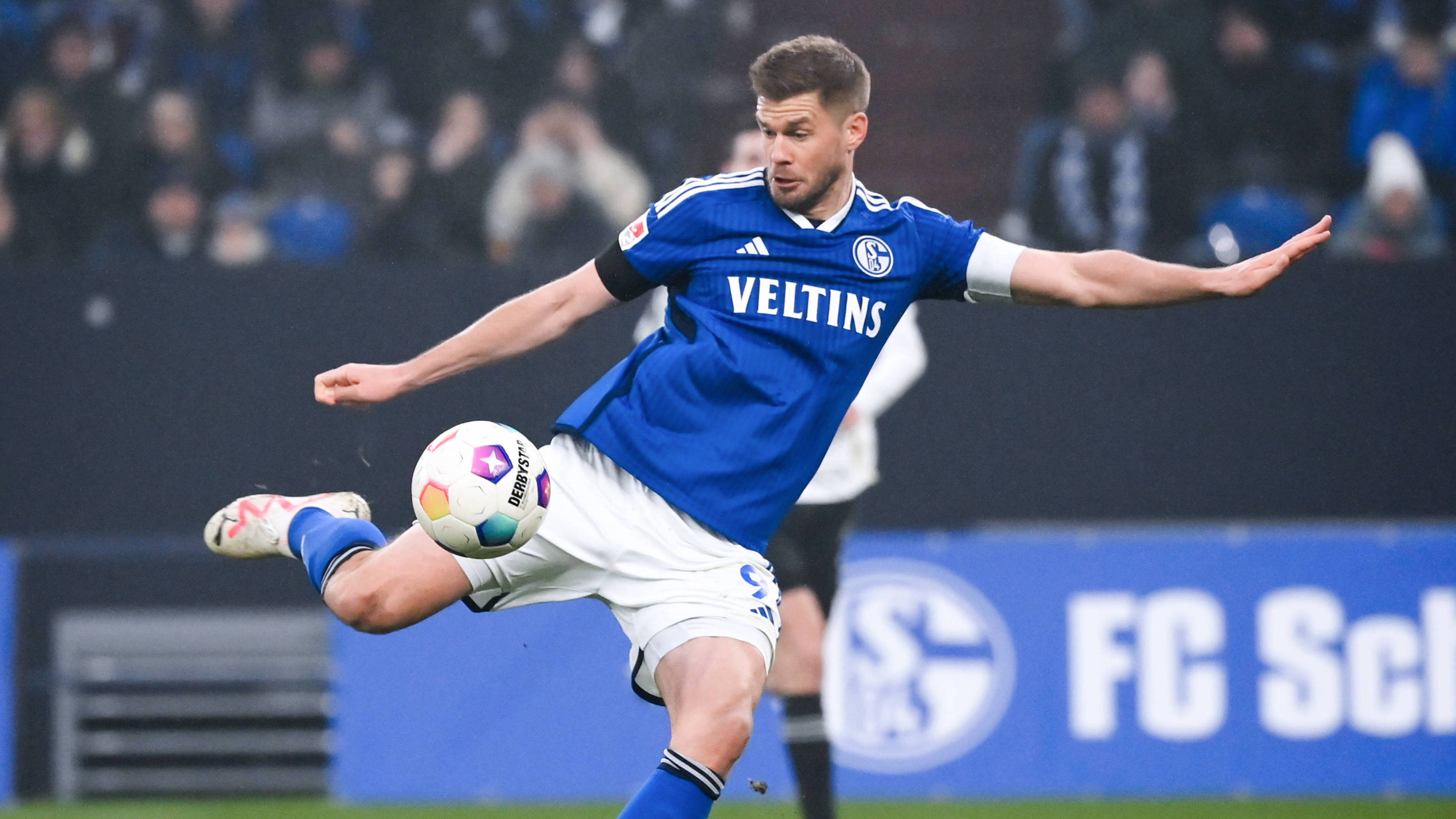 Schalkes Torjäger Simon Terodde hat seinen Vertrag bei den Blau-Weißen trotz des Abstiegs in die 2. Bundesliga verlängert. 