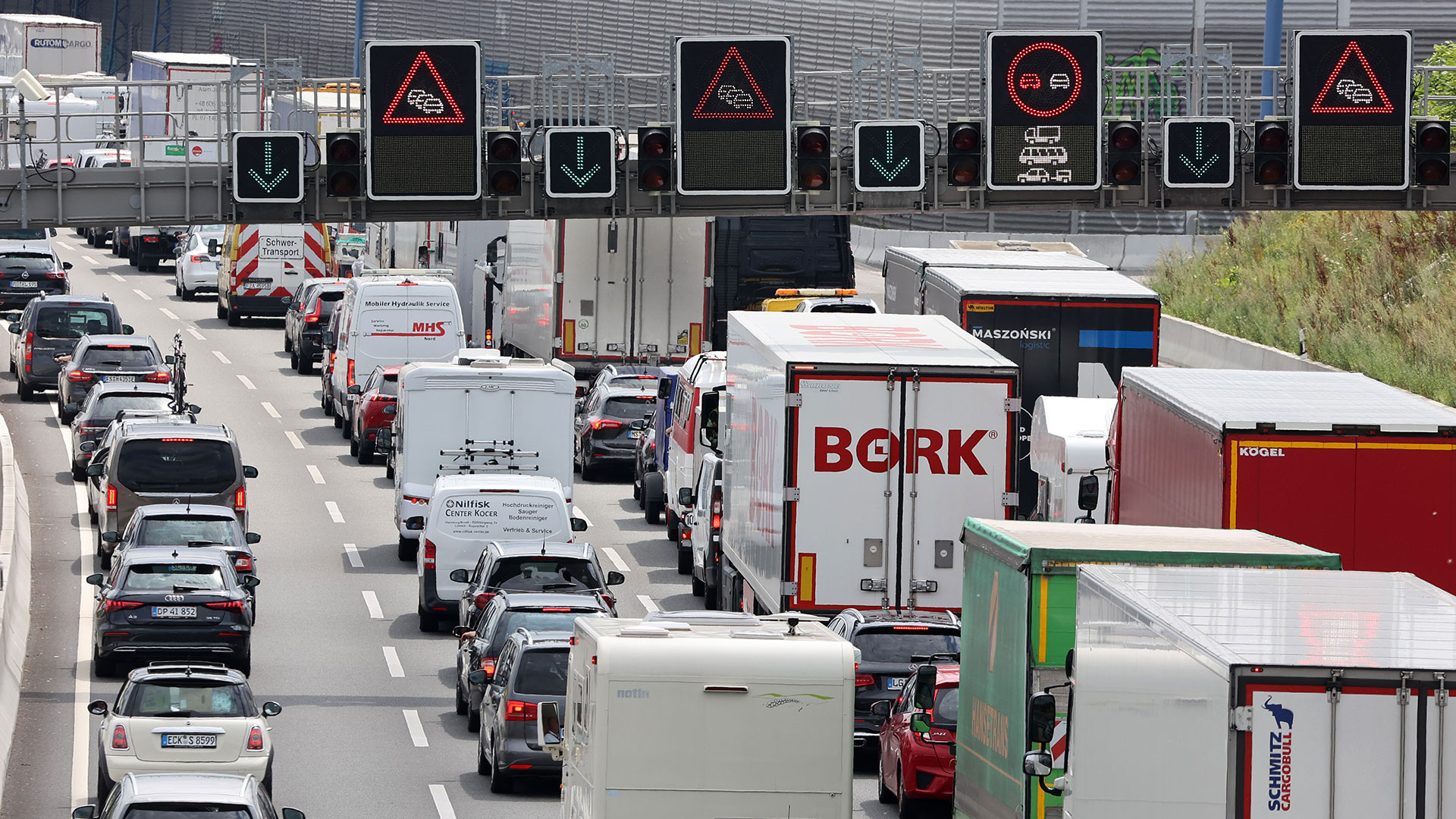 PKW stehen auf der Autobahn im Stau (Foto: picture-alliance / Reportdienste, picture alliance / pressefoto_korb | Micha Korb)